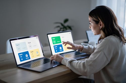 Une femme compare des forfaits mobiles sur un smartphone et un ordinateur, avec une interface de prix et des indicateurs de réseau 5G, dans un bureau lumineux en France.
