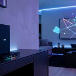 Routeur Wi-Fi moderne posé dans un salon contemporain, avec un écran affichant une visualisation abstraite du réseau dans une ambiance high-tech bleutée.