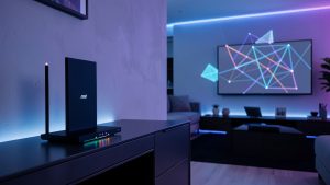 Routeur Wi-Fi moderne posé dans un salon contemporain, avec un écran affichant une visualisation abstraite du réseau dans une ambiance high-tech bleutée.