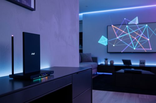 Routeur Wi-Fi moderne posé dans un salon contemporain, avec un écran affichant une visualisation abstraite du réseau dans une ambiance high-tech bleutée.