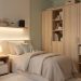 Chambre d’enfant moderne et chaleureuse avec éclairage doux, veilleuse, enceinte discrète et rangements en bois naturel.